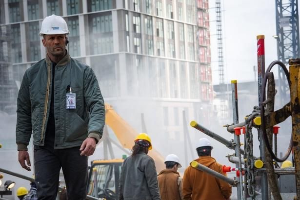 元特殊工作員が建設作業員にジョブチェンジした(『ワーキングマン』) [c] Amazon MGM Studios / Courtesy Everett Collection