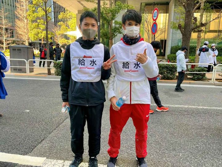 画像: 2021年の箱根駅伝で大手町で撮影した写真。前日に3区を走り、アンカーの給水係としてゴールを待つ。右は鳥取城北の同級生で中央大学に進学した大森太楽選手（現中国電力陸上部所属）（本人提供）