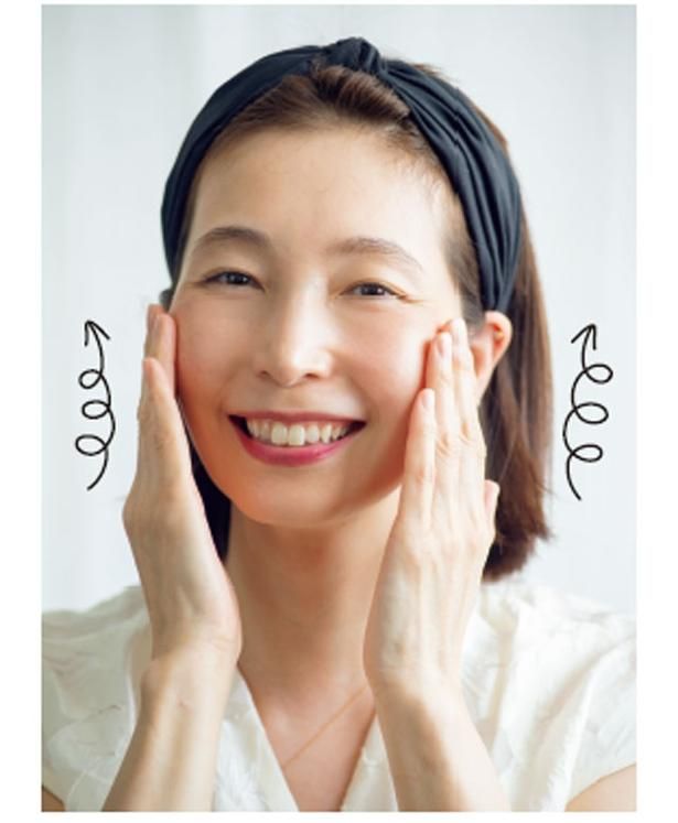 クレンジング同様、下から上に向かって指でくるくると、やさしく円を描くようにして洗顔料をなじませます 撮影／大森忠明