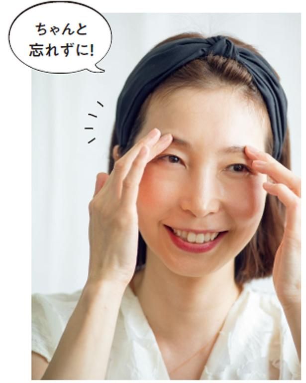 忘れがちなのが、眉毛。毛の間にもメイク汚れや皮脂はいっぱいです。しっかり洗いましょう 撮影／大森忠明