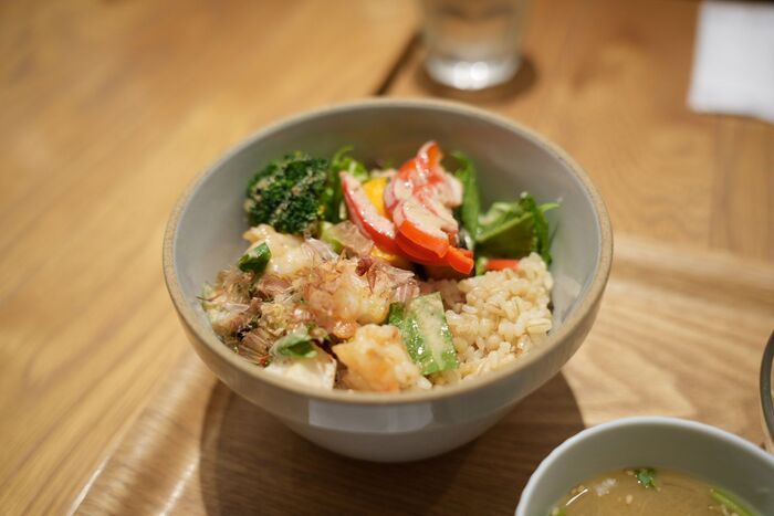 「魚の新しい楽しみ方、みつけた！」話題のタニタカフェへ。万城食品とのコラボ〈魚介ボウル〉を実食レポ