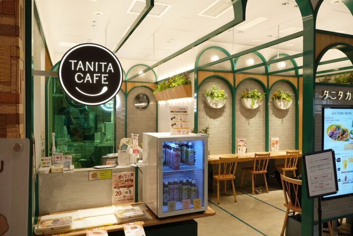 「魚の新しい楽しみ方、みつけた！」話題のタニタカフェへ。万城食品とのコラボ〈魚介ボウル〉を実食レポ