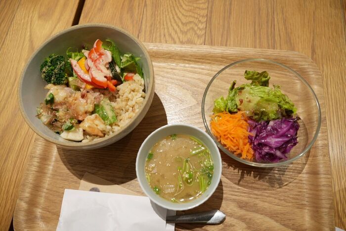 「魚の新しい楽しみ方、みつけた！」話題のタニタカフェへ。万城食品とのコラボ〈魚介ボウル〉を実食レポ