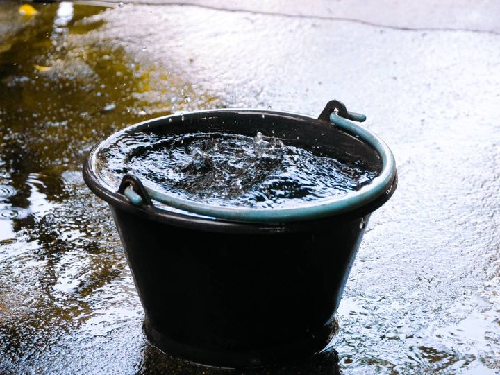 庭 運気 逃す 水がたまったバケツ