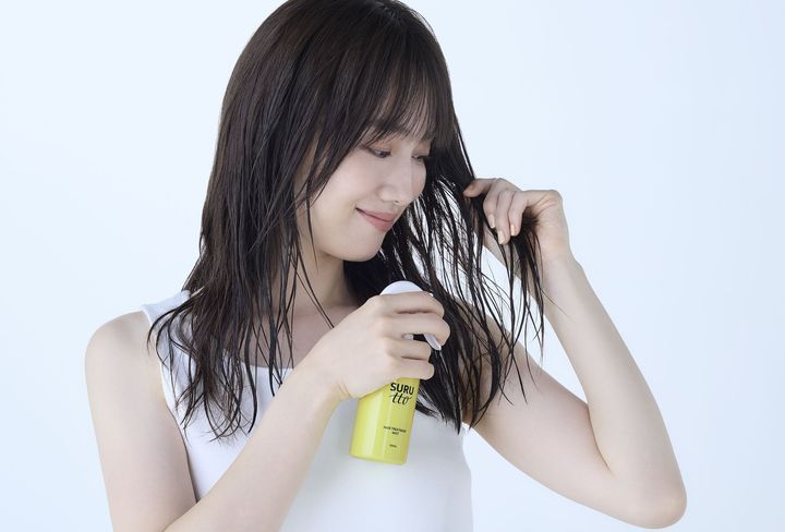SURUTTO ヘアトリートメントミストを使用する女性