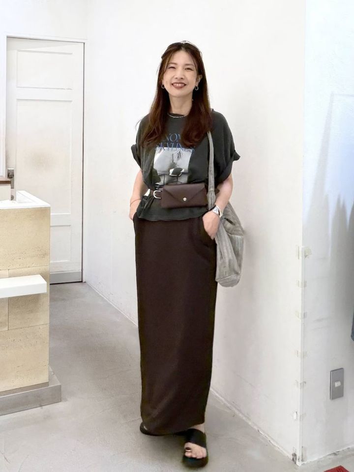 レザーの質感で、ラフなTシャツを大人っぽく格上げ