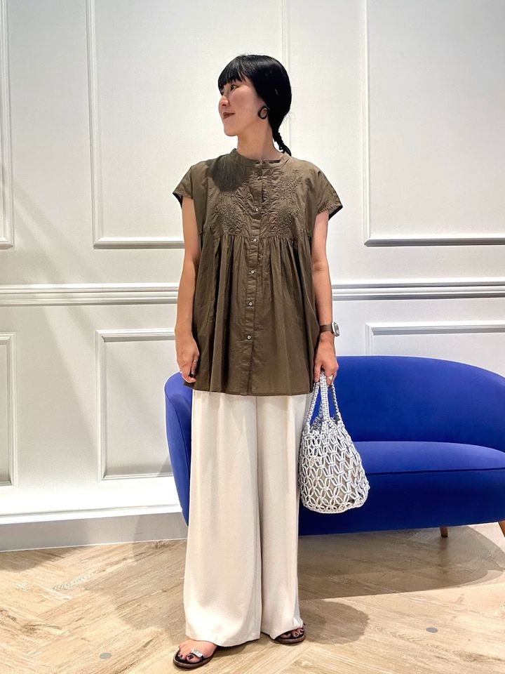 ブラウンのふんわりブラウスで、おなかまわりを自然にカバー 出典：WEAR