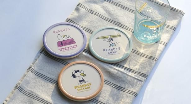 タンブラーとデザインがリンクした吸水タイルコースターも全3色。セットで使えばテーブルに統一感が出る