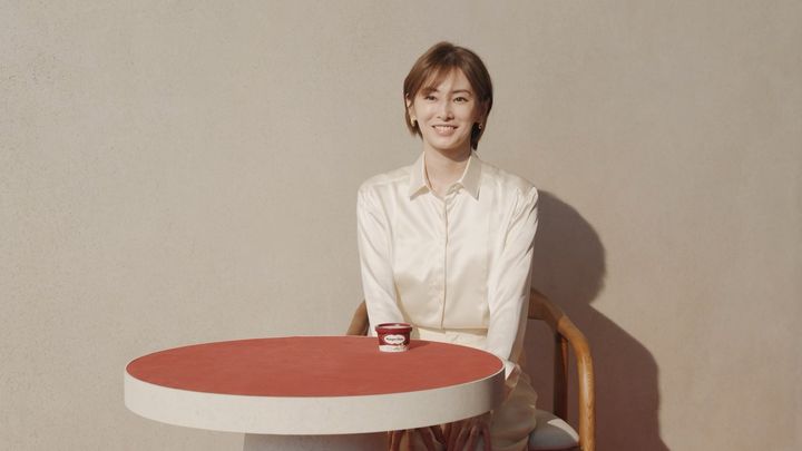インタビュームービーでミニカップ「バニラ」と並ぶ北川景子さん