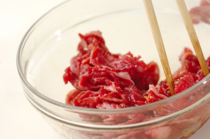 ごはんがすすむ！牛肉と野菜のみそ炒めの下準備1