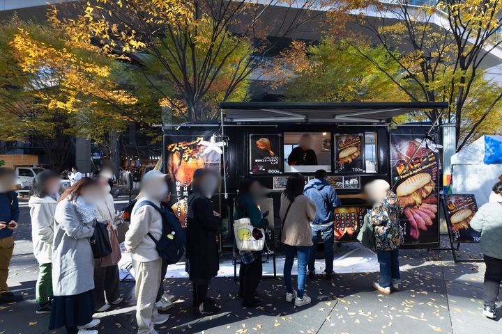 キッチンカー「くんせい屋」に並ぶ来場者