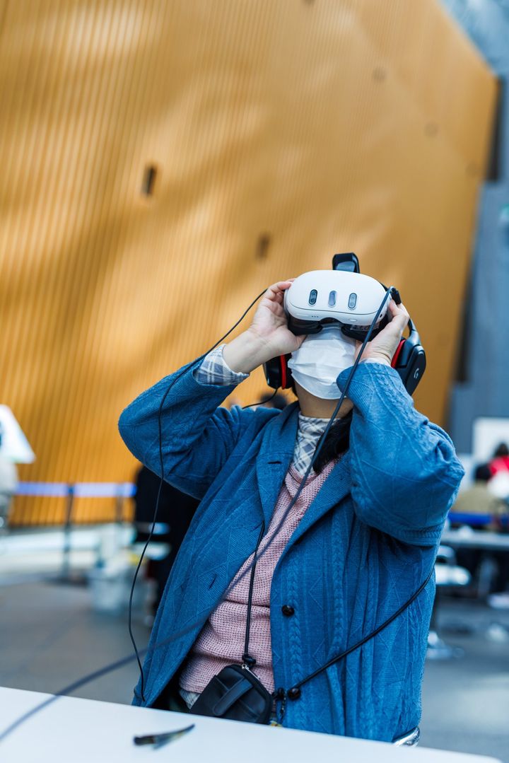 VRヘッドセットを体験する来場者