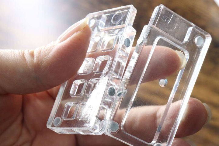 マグネットで接続された透明なミニ絵の具パレットが2つに開いている様子