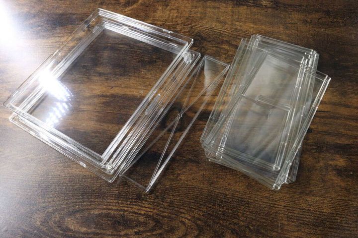 組み立て前の透明なケースパーツが複数枚