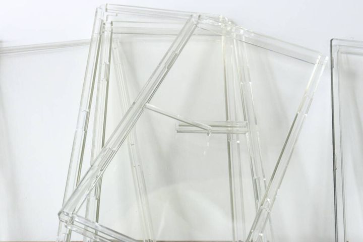 組み立て途中の透明なケース側面パーツ