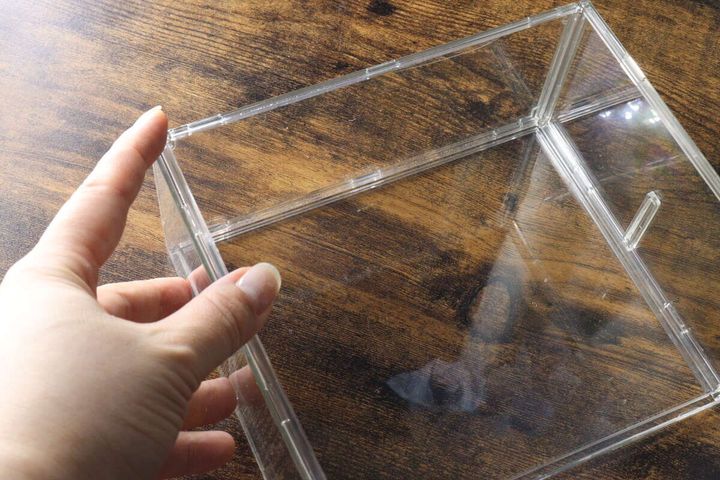 女性の手がケースの側面をはめ込んでいる