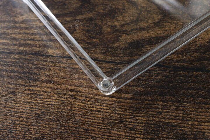 ケースの扉部分にある小さなマグネット