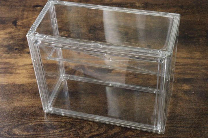組み立てが完了した透明コレクションケース