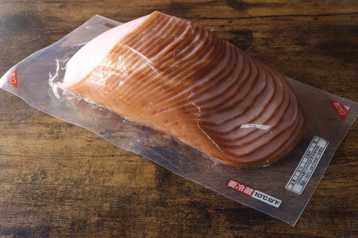 業務スーパーのロースハム（スライス）が真空パックに入っている斜めからの写真