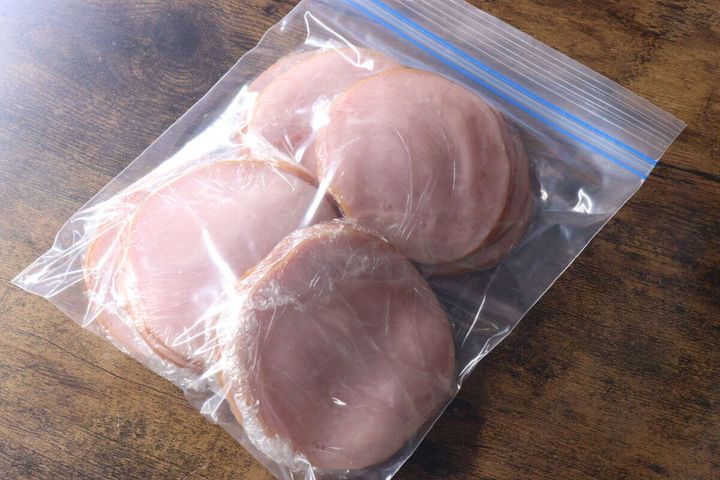 ラップで小分けにされ、ジップロックに入ったロースハムの冷凍保存の様子