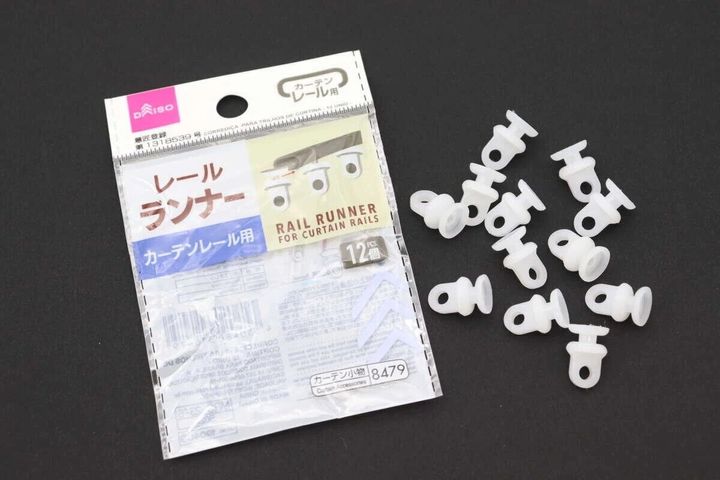 ダイソーのレールランナーのパッケージと白いコマが複数並んでいる