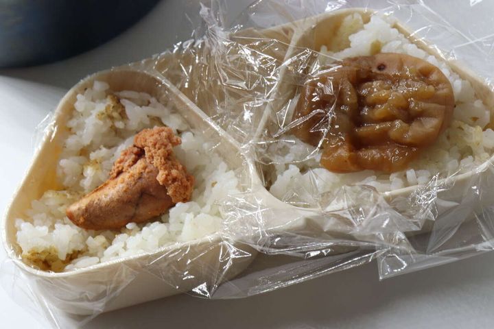 おにぎりランチBOXにご飯と明太子、梅干しを詰める