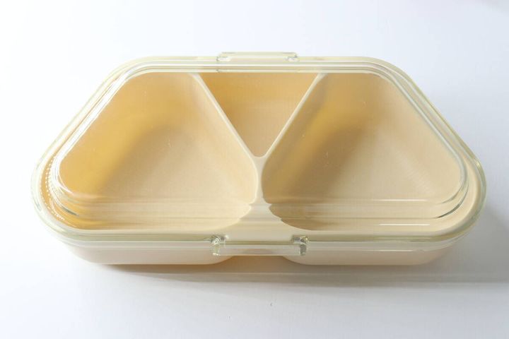 クリアなフタが閉まった状態のおにぎりランチBOX