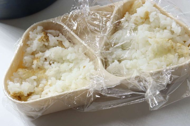 おにぎりランチBOXにご飯とラップを詰めている様子