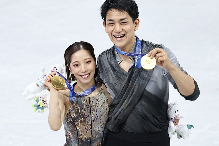 三浦璃来さん（左）、木原龍一さんのりくりゅうペア（2026年2月16日撮影、時事）
