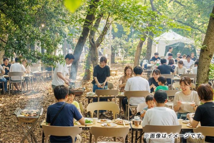 「大阪城 森のバーベキュー2026秋」で食事を楽しむ利用客と肉を焼く手元