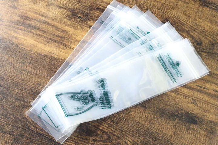 木目のテーブルに広げられた複数枚の一本漬け袋