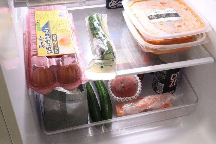 冷蔵庫の棚に一本漬け袋に入ったきゅうりが置かれている