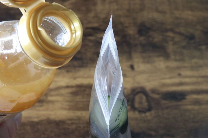 一本漬け袋に入れたきゅうりに浅漬けの素を注ぐ