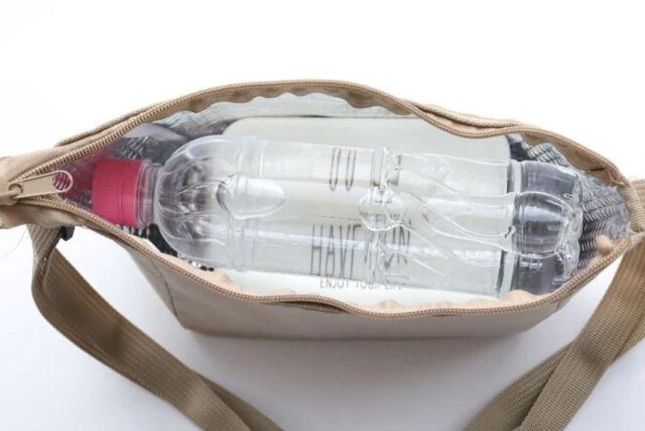 リサイクル生地使用のランチショルダーバッグにペットボトルを入れた内部
