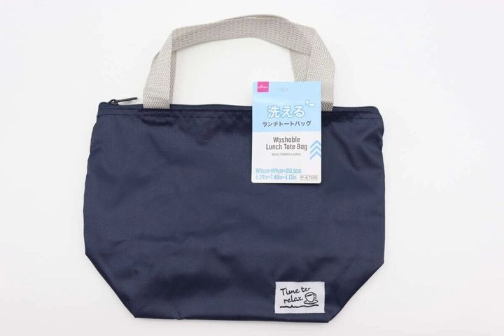 洗えるランチトートバッグの全体像と商品タグ