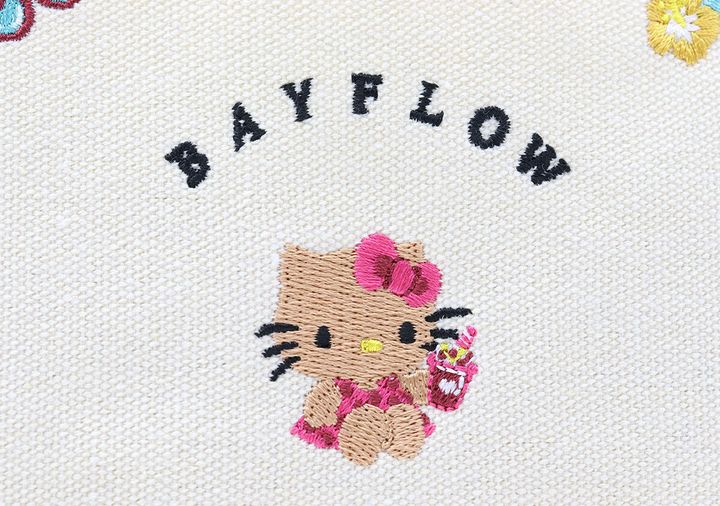 トートバッグに刺繍されたハローキティとBAYFLOWロゴのアップ