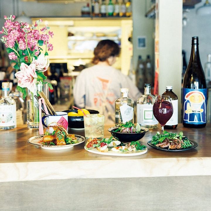 京都〈酒パークPINN〉しびれ鴨、自家製スパイスサングリア、ホタルイカとアボカドのセビーチェ、アテ盛り合わせ、瀬戸内レモン皮ごとチューハイ、羊のソーセージ春巻 ピペラード添え