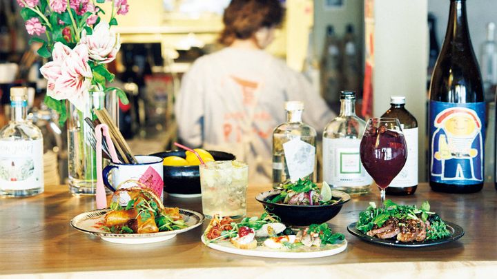 京都〈酒パークPINN〉しびれ鴨、自家製スパイスサングリア、ホタルイカとアボカドのセビーチェ、アテ盛り合わせ、瀬戸内レモン皮ごとチューハイ、羊のソーセージ春巻 ピペラード添え