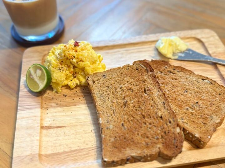 すだちを絞って食べるスクランブルエッグとカフェオレも一緒に