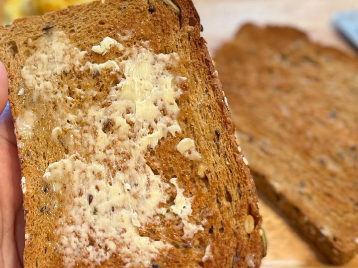 ゲランドの塩バターを塗ったコストコの雑穀パン