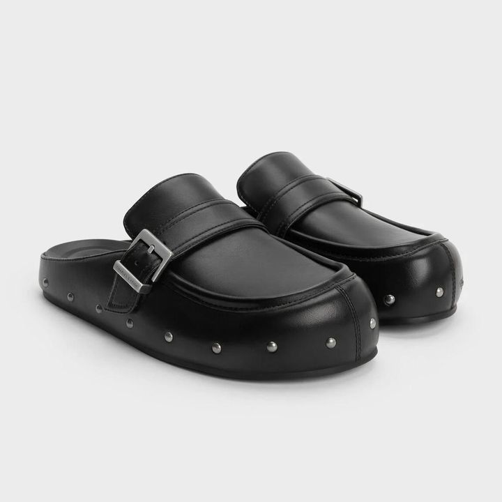 画像: スタッズ バックル フラットミュール（ブラック）¥11,900 ◾️サイズ：23.0～25.0cm 出典：チャールズ & キース