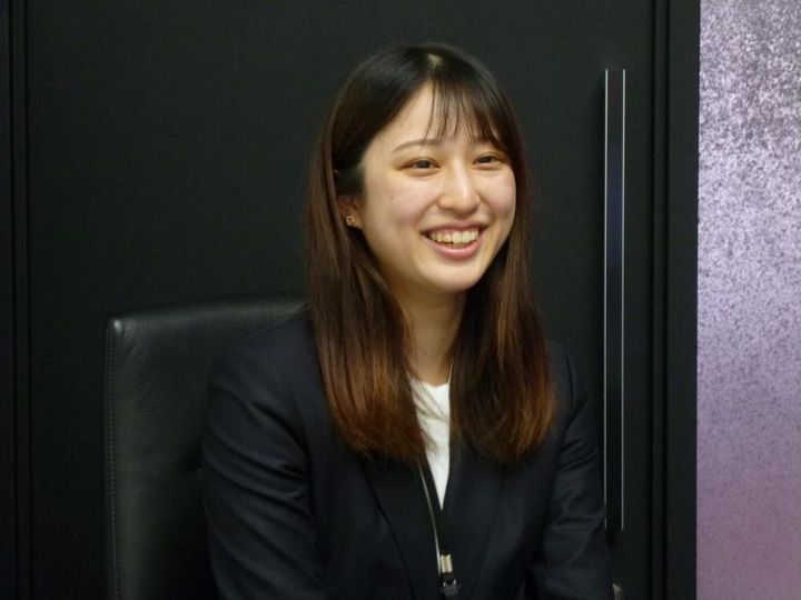 画像: 臼井さんと同じ部署に所属する波多野 実優さん（C）向山純平