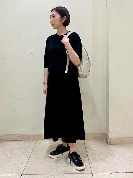 ワンピとスニーカーで「黒のワントーン」コーデ