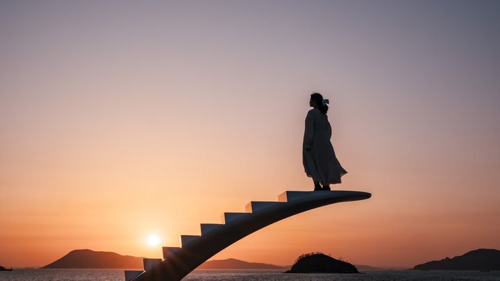 四国水族館の夕景と「UMI to SORA」の階段状オブジェ