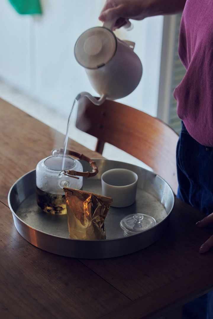 ひとり時間を重視するようになって、家ではコーヒーよりお茶を飲むことが増えたそう。「セバスチャン・ゴダール」の烏龍茶にオレンジの風味がまじった茶葉がお気に入り。