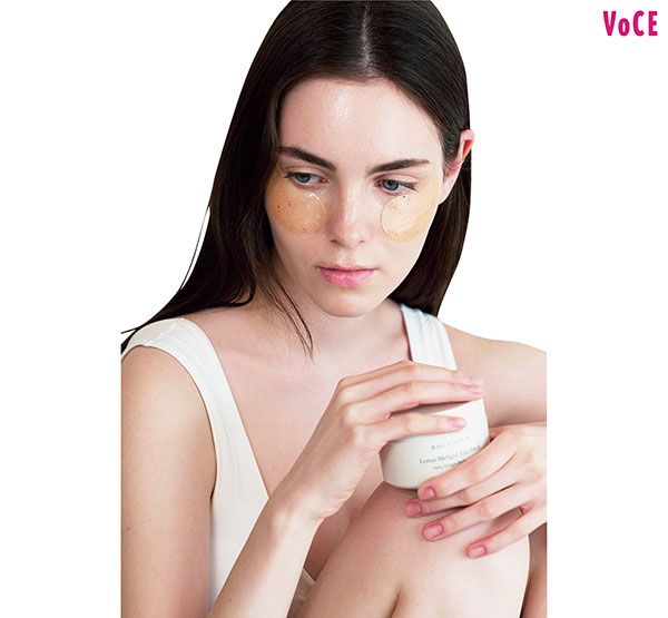 BOUTIJOUR 蓮花 MELIGHT アイパッチを使用している女性