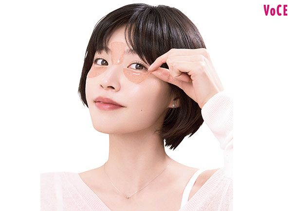 ISOI ブライトニング アイゲルパッチを使用している女性