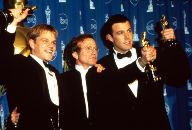 左から、アカデミー賞の授賞式に登場したマット・デイモン、ロビン・ウィリアムズ、ベン・アフレック [c]Everett Collection/AFLO