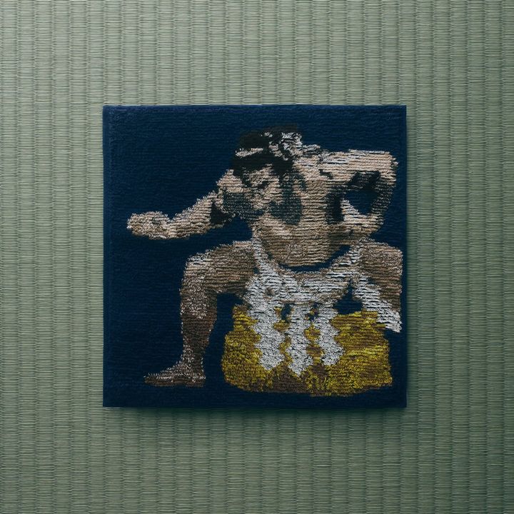 今回のコラボレーションでは、第58代横綱・千代の富士の力強さや存在感をデザインに反映。相撲のしめ縄から着想を得たラインソックスや、名シーンを再現したハンドタオルには、力強い筆文字のデザインを採用し、日本の国技である相撲の躍動感と伝統を表現している。