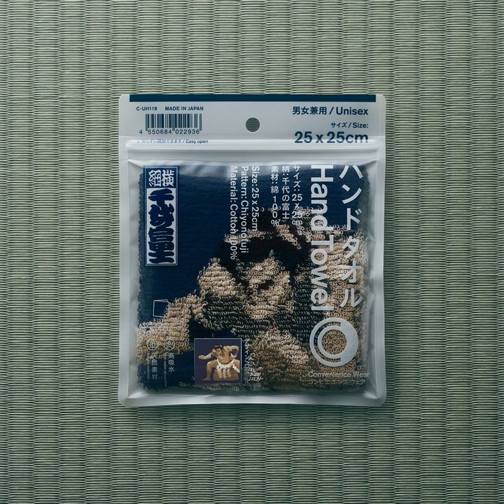 千代の富士の名シーンをジャカードで表現した今治製ハンドタオル。高吸水仕様で、実用性とデザイン性を兼ね備えたアイテムとなっている。